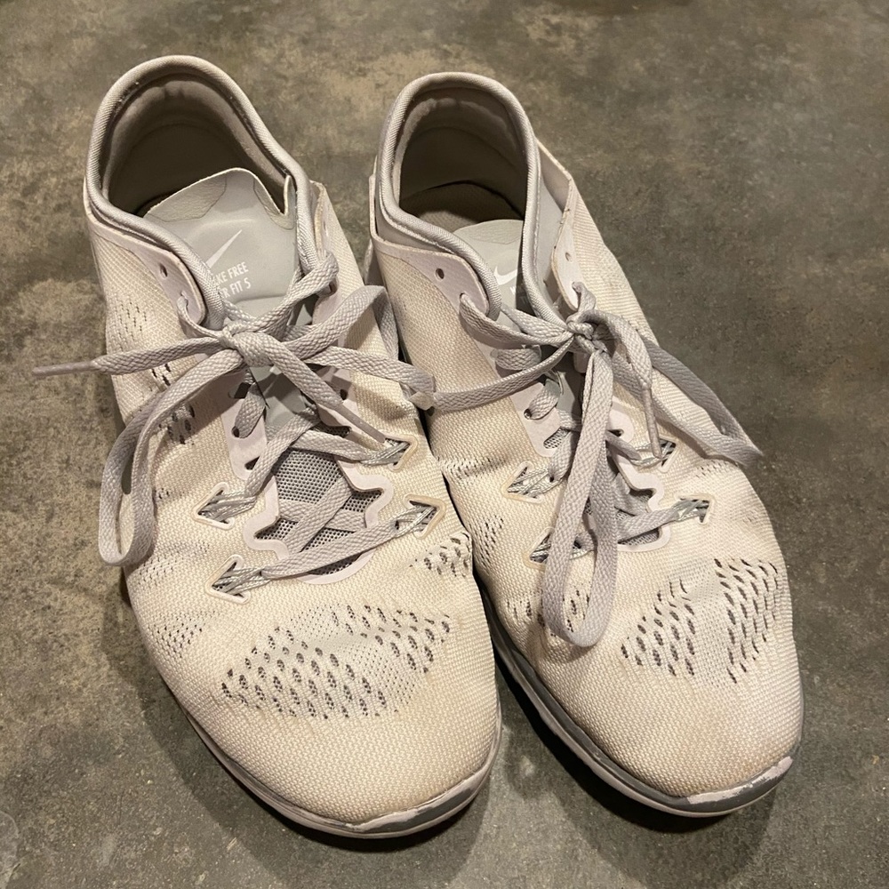 White Nike tennis shoes